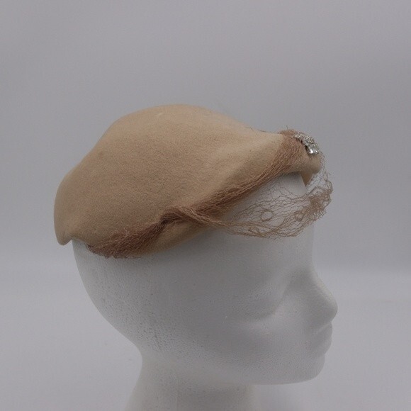 Newmann Endler Fair Field Felts Tan Fascinator Hat with Mesh & Rhinestones - Picture 4 of 9